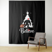Tenture Bigfoot Believe Christmas Shirt (En situation)
