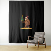Tenture Bigfoot Christmas Tree Santa Hat (1) (En situation)