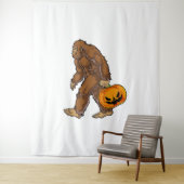 Tenture Bigfoot Sasquatch portant un T-shirt Citrouille ef (En situation)