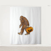 Tenture Bigfoot Sasquatch portant un T-shirt Citrouille ef (Devant)