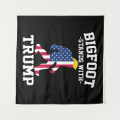 Tenture Bigfoot Se Déplace Avec Les Élections Trump De 202 (Devant (Horizontal))