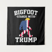 Tenture Bigfoot Se Déplace Avec Les Élections Trump De 202 (Devant)