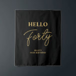 Tenture Black & Gold Hello 40th Birthday Party Welcome<br><div class="desc">Bienvenue à votre invité avec cette élégante tapisserie de fête du 40e anniversaire. Cette toile de fond présente un script moderne "Hello Quarty" en noir et or. Vous pouvez customiser tout le texte et toutes les couleurs. Les invitations et les fournitures de fête correspondants sont disponibles dans ma boutique BaraBomDesign....</div>