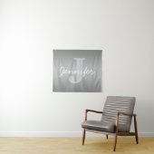 Tenture Blanc Cursive & Monogramme Gris | Couleurs Modifia (En situation (horizontale))