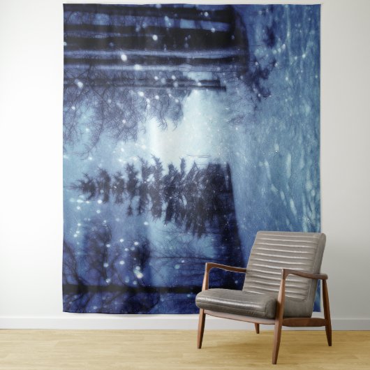 Tenture Bleu Moonlit Forêt magique Scène d'hiver (En situation)
