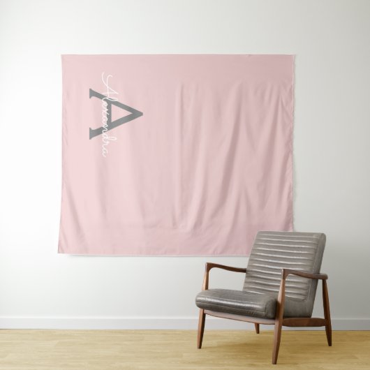 Tenture Blush Pink Grey Modern Script Girly Monogram (En situation (horizontale))