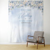 Tenture Boho bleu fleuri eucalyptus et cadre or Mariage (En situation)