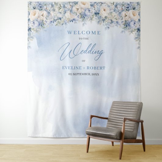 Tenture Boho bleu fleuri eucalyptus et cadre or Mariage (En situation)