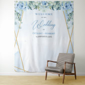 Tenture Boho bleu fleuri eucalyptus et cadre or Mariage (En situation)