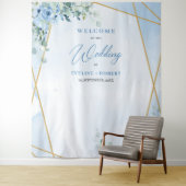 Tenture Boho bleu fleuri eucalyptus et cadre or Mariage (En situation)