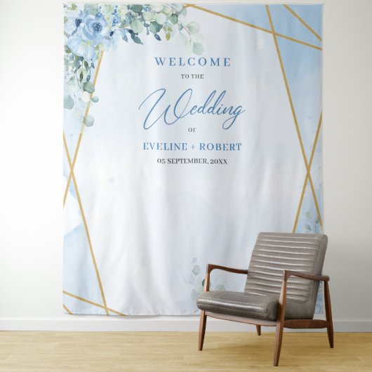 Tenture Boho bleu fleuri eucalyptus et cadre or Mariage (En situation)