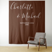 Tenture Boho Brown Script Minimalist Wedding Backdrop (En situation)