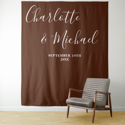 Tenture Boho Brown Script Minimalist Wedding Backdrop (En situation)