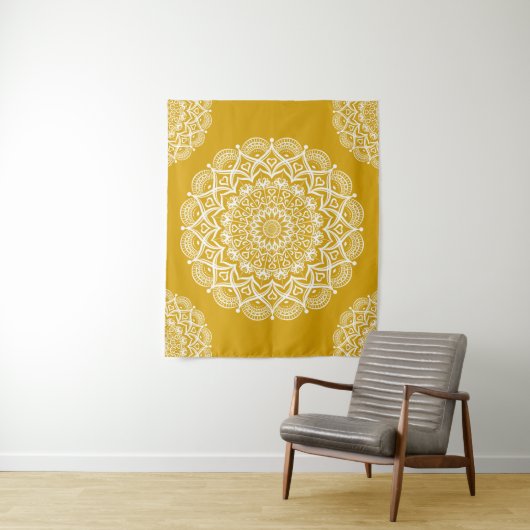 Tenture Boho Mustard Yellow Mandala (En situation)