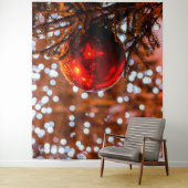 Tenture Boule de Noël rouge, fond brun, lumières blanches (En situation)