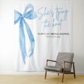Tenture Bow She's Tying the Knot Fête des mariées Backdrop (En situation)