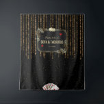 Tenture Cabine de Photographie Anniversaire 50 ans Gold Ca<br><div class="desc">TOUTE OCCASION ! Design royal, romantique et vintage thème Great Gatsby et Casino. Il présente un style Great Gatsby, une forme Art Déco de l'ancien Hollywood des années 1920, des polices vintage, sur un fond noir avec des confettis dorés, une paire de dés, des enseignes de cartes à jouer avec...</div>