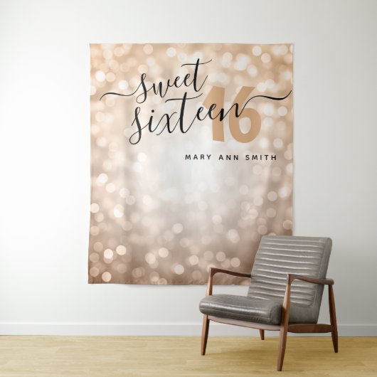 Tenture Cadre personnalisé Rose Gold Lights Sweet 16 (En situation)