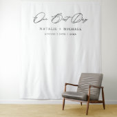 Tenture Calligraphie minimale Mariage Photo Booth Backdrop (En situation)