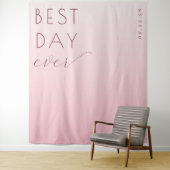 Tenture Calligraphie minimaliste rose joyeuse (En situation)