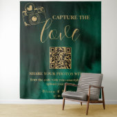 Tenture Capture The Love Emerald Green & Gold QR Backdrop (En situation)