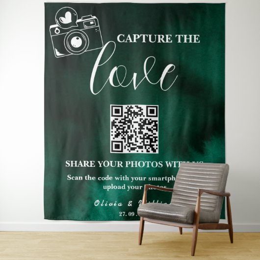 Tenture Capture The Love Emerald Green QR Backdrop (En situation)