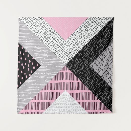 Tenture Carreaux de patchwork, motif de dessin main libre. (Devant)