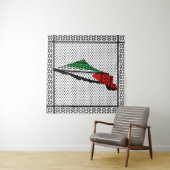 Tenture Carte de Palestine avec drapeau et Motif Keffiyeg (En situation (horizontale))