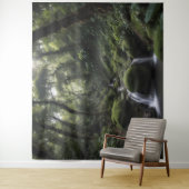 Tenture Cascade dans une forêt tropicale luxuriante (En situation)
