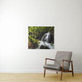 Tenture Cascade magique dans une forêt verdoyante enchante (En situation (horizontale))