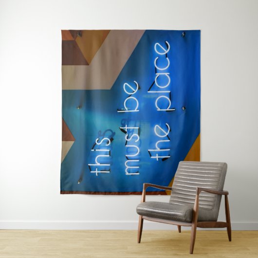 Tenture Ce doit être l'endroit NEON Sign Funny (En situation)