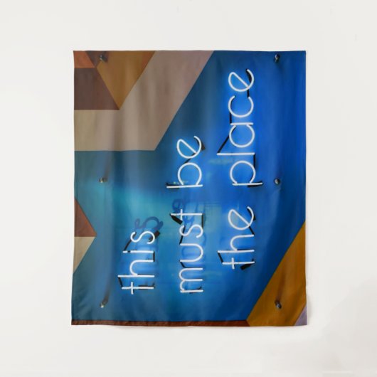 Tenture Ce doit être l'endroit NEON Sign Funny (Devant)