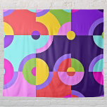 Tenture Cercles modernes gais en bleu rose et vert<br><div class="desc">Cet art amusant se compose de cercles et de demi-cercles aux couleurs vives et modernes,  qui rappellent l'art pop. Les roses,  les rouges,  les violets,  les jaunes,  le vert pomme et le turquoise égayent vos murs,  vos vêtements et votre décoration dans un éclat éclatant.</div>