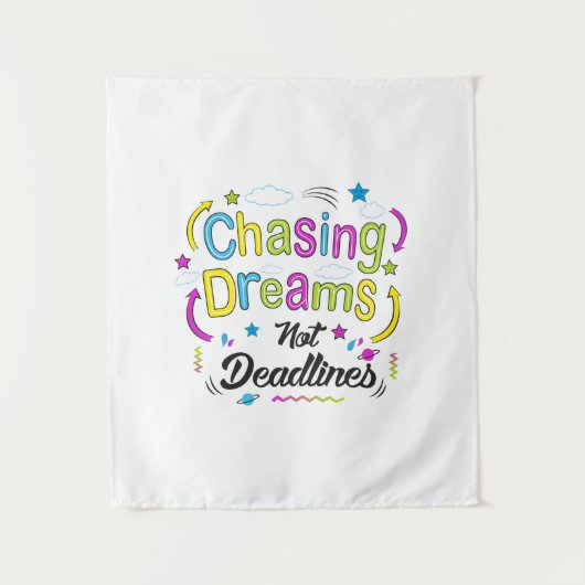 Tenture Chasing Dreams, Not Deadlines – Motivational Quote (Devant)