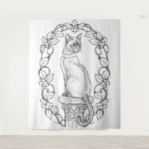 Chat fier sur une colonne classique avec du houx
