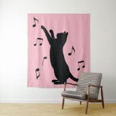 Tenture Chat jouant avec les notes musicales en silhouette (En situation)