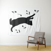 Tenture Chat jouant avec les notes musicales en silhouette (En situation (horizontale))