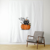 Tenture Chat noir mignon en citrouille avec casquette sorc (En situation)