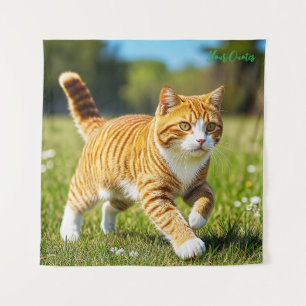 Tenture Chat orange tigré réaliste dans une prairie ensole