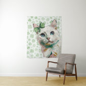 Tenture Chat shamrock aux yeux bleus (En situation)