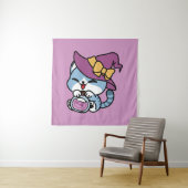 Tenture Chat Tabby Halloween – Chapeau de Sorcière & Art d (En situation)