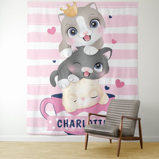 Tenture Chats de dessin animé mignons empilés rayures rose (En situation)