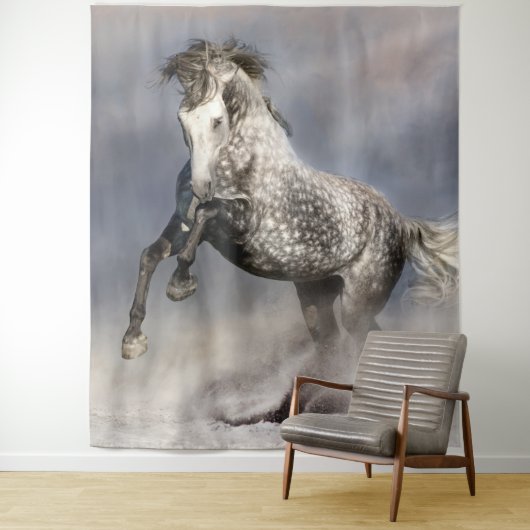 Tenture Cheval gris dappu andalou en mouvement (En situation)