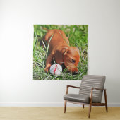 Tenture Chiot Dachshund Posé Dans L'Herbe Avec Ball Xmas P (En situation)