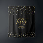 Tenture Cinquante | Fond de fête d'anniversaire 50 ans Or<br><div class="desc">Cette tapisserie moderne est parfaite pour une fête d'anniversaire des 50 ans avec un thème de couleurs noir et or chic. Vos invités apprécieront de prendre une photo avec ce fond de fête sophistiqué et se souviendront de votre journée spéciale. Le design présente une typographie dorée "Cinquante" et un fond...</div>