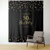 Tenture Cinquante | Gold & Black 50th Birthday Party Backd (En situation)