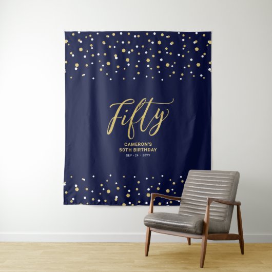 Tenture Cinquante | Gold & Navy 50th Birthday Party Contex (En situation)