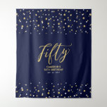 Tenture Cinquante | Gold & Navy 50th Birthday Party Contex<br><div class="desc">Cette tapisserie moderne est parfaite pour une soirée de 50ème anniversaire bleu marine et or. Vos invités apprécieront de prendre une photo avec cette toile de fond sophistiquée de fête et de se souvenir de votre journée spéciale. Le design comporte une typographie dorée " Fifty " et un arrière -...</div>