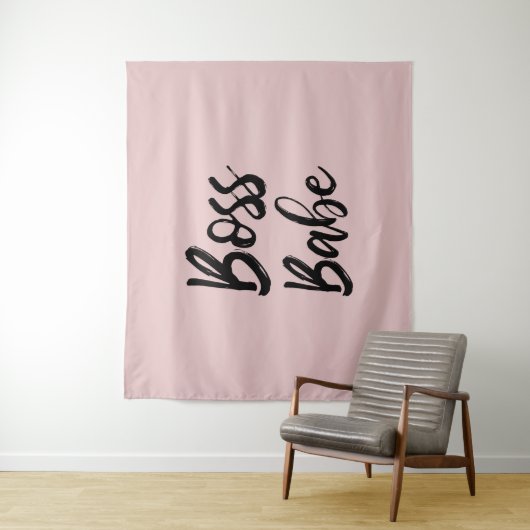 Tenture Citation Boss Babe Noir rose Simple Typographie (En situation)
