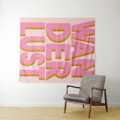 Tenture Citation de Wanderlust Design en rose (En situation (horizontale))